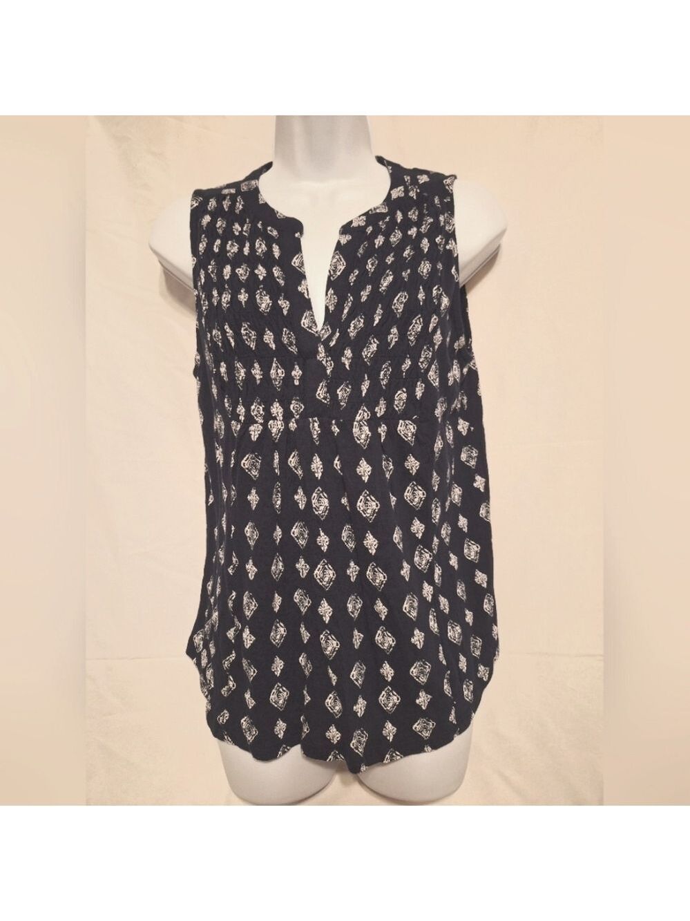 Lucky Brand boho navy blue with white pattern v neck top Sz S NWT
